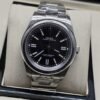 Rolex — esfera negra con bisel liso y brazalete plateado · 41 mm