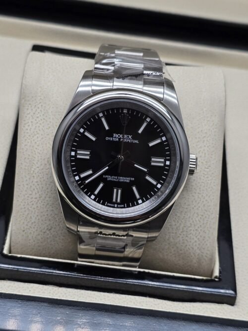 Rolex — esfera negra con bisel liso y brazalete plateado · 41 mm