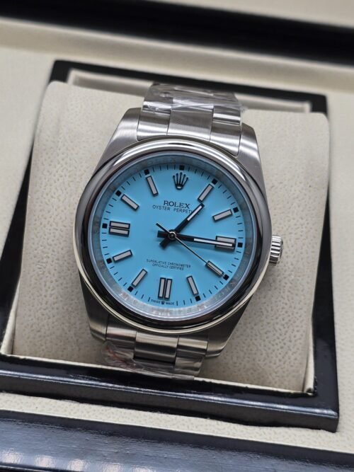 Rolex — esfera azul turquesa con bisel liso y brazalete plateado · 41 mm