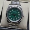Rolex — esfera verde con bisel liso y brazalete plateado · 41 mm