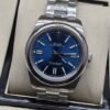 Rolex — esfera azul con bisel liso e índices claros y brazalete plateado · 41 mm