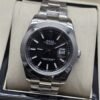 Rolex — esfera negra con fecha y bisel liso y brazalete plateado · 41 mm