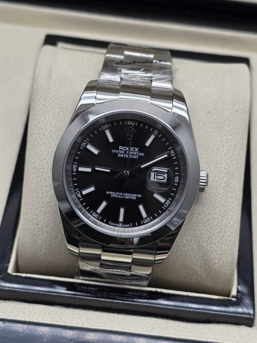 Rolex — esfera negra con fecha y bisel liso y brazalete plateado · 41 mm