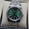 Rolex — esfera verde con fecha y bisel liso y brazalete plateado · 41 mm