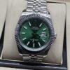 Rolex — esfera verde con fecha y bisel estriado y brazalete plateado · 41 mm