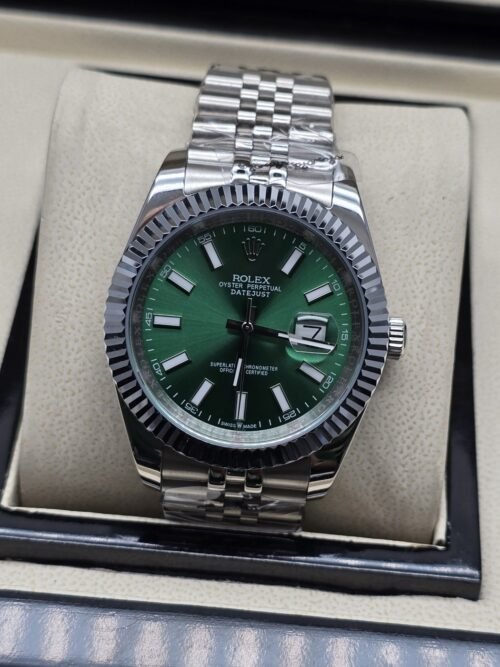 Rolex — esfera verde con fecha y bisel estriado y brazalete plateado · 41 mm