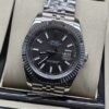 Rolex — esfera gris oscura con bisel estriado y brazalete plateado · 41 mm