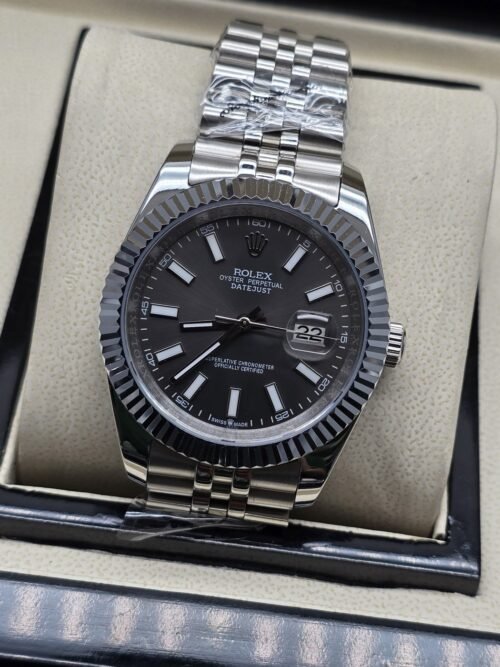 Rolex — esfera gris oscura con bisel estriado y brazalete plateado · 41 mm