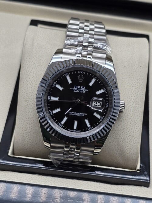 Rolex — esfera negra con bisel estriado y brazalete plateado · 41 mm