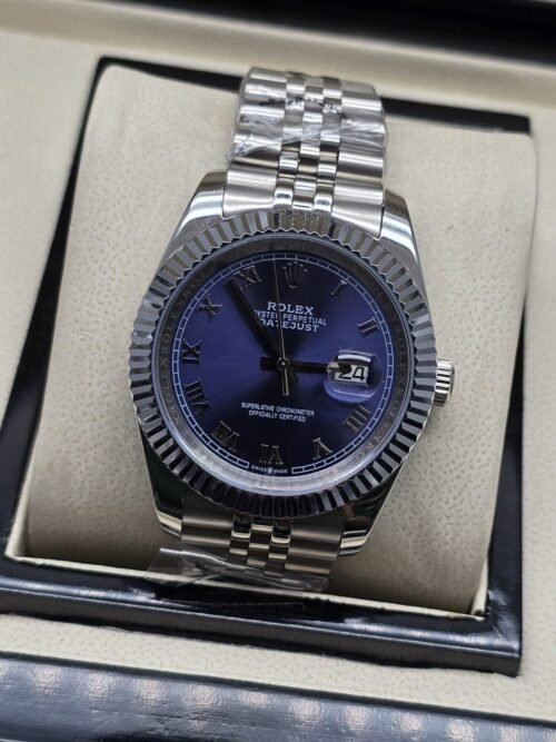 Rolex — esfera azul oscura con bisel estriado y brazalete plateado · 41 mm