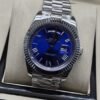 Rolex — esfera azul con índices claros y bisel estriado y brazalete plateado · 41 mm