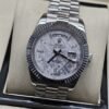 Rolex — esfera gris texturizada con bisel estriado y brazalete plateado · 41 mm