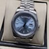 Rolex — esfera azul grisácea con bisel estriado y brazalete plateado · 41 mm