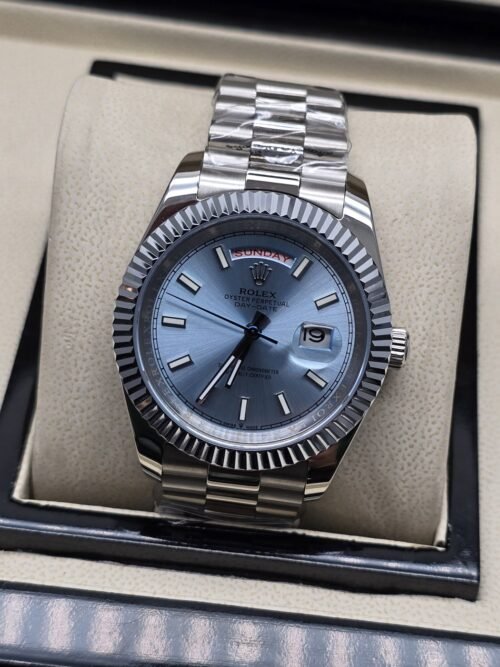 Rolex — esfera azul grisácea con bisel estriado y brazalete plateado · 41 mm