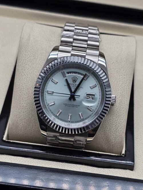 Rolex — esfera azul clara con bisel estriado y brazalete plateado · 41 mm