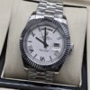 Rolex — esfera blanca con números romanos y brazalete plateado · 41 mm
