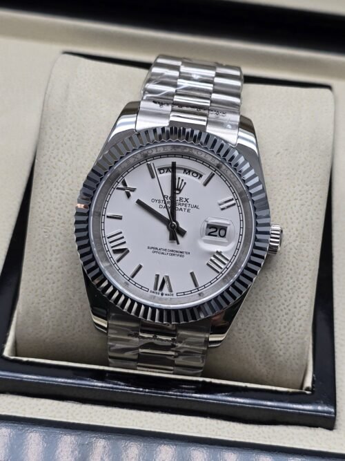 Rolex — esfera blanca con números romanos y brazalete plateado · 41 mm