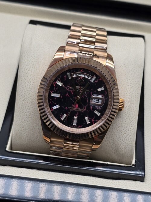 Rolex — esfera negra texturizada con bisel rosado y brazalete rosado · 41 mm