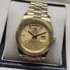 Rolex — esfera dorada con índices claros y brazalete dorado · 41 mm