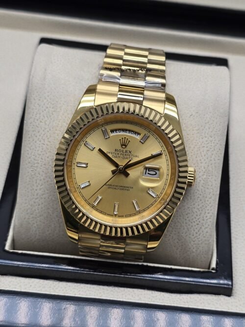 Rolex — esfera dorada con índices claros y brazalete dorado · 41 mm