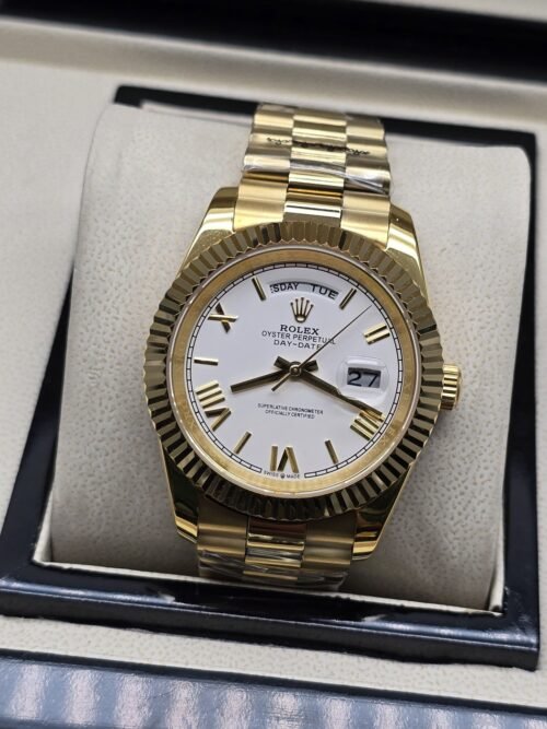 Rolex — esfera blanca con números romanos y bisel dorado y brazalete dorado · 41 mm