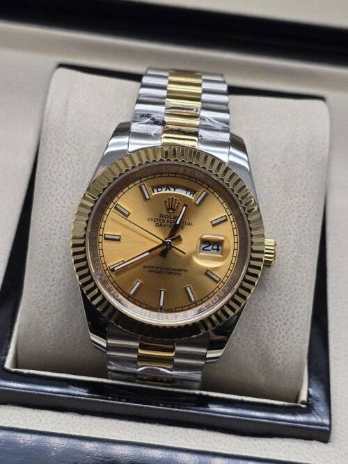 Rolex — esfera dorada con fecha y bisel estriado y brazalete bicolor · 41 mm