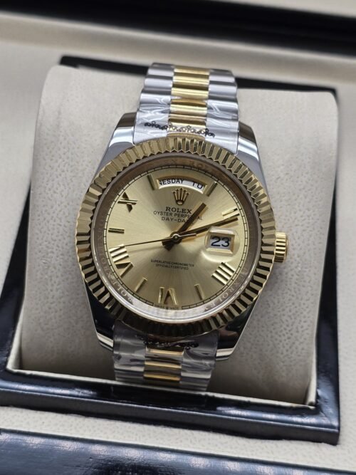 Rolex — esfera dorada clara con bisel estriado y brazalete bicolor · 41 mm