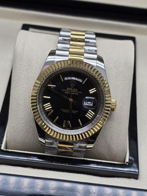 Rolex — esfera negra con números romanos y bisel dorado y brazalete bicolor · 41 mm