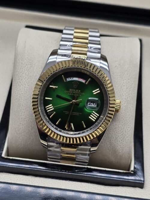 Rolex — esfera verde con números romanos y bisel dorado y brazalete bicolor · 41 mm