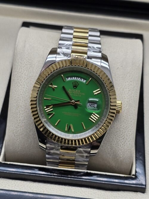 Rolex — esfera verde con bisel dorado y brazalete bicolor · 41 mm