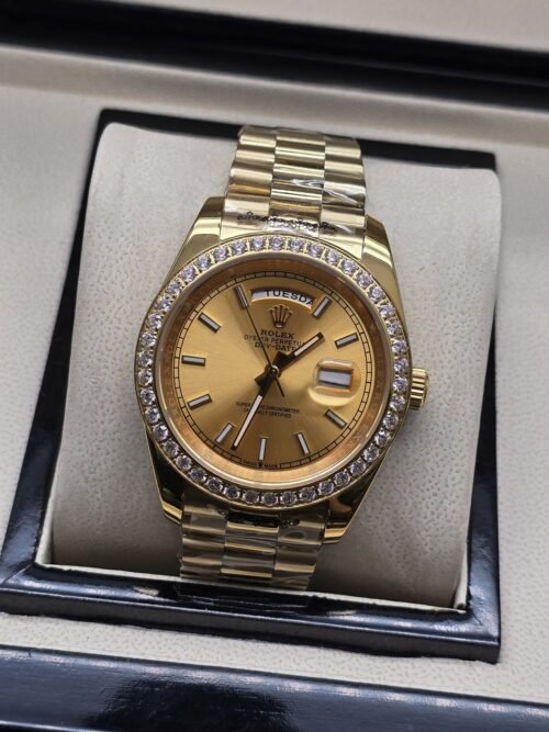 Rolex — esfera dorada con bisel brillante y brazalete dorado · 41 mm