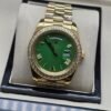 Rolex — esfera verde con bisel brillante y brazalete dorado · 41 mm