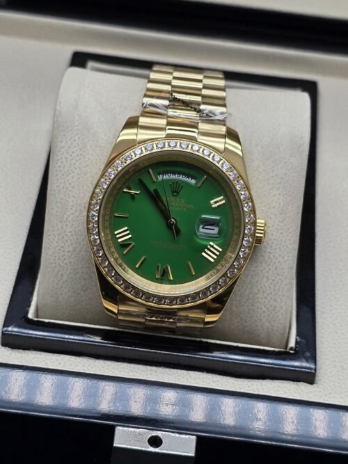 Rolex — esfera verde con bisel brillante y brazalete dorado · 41 mm