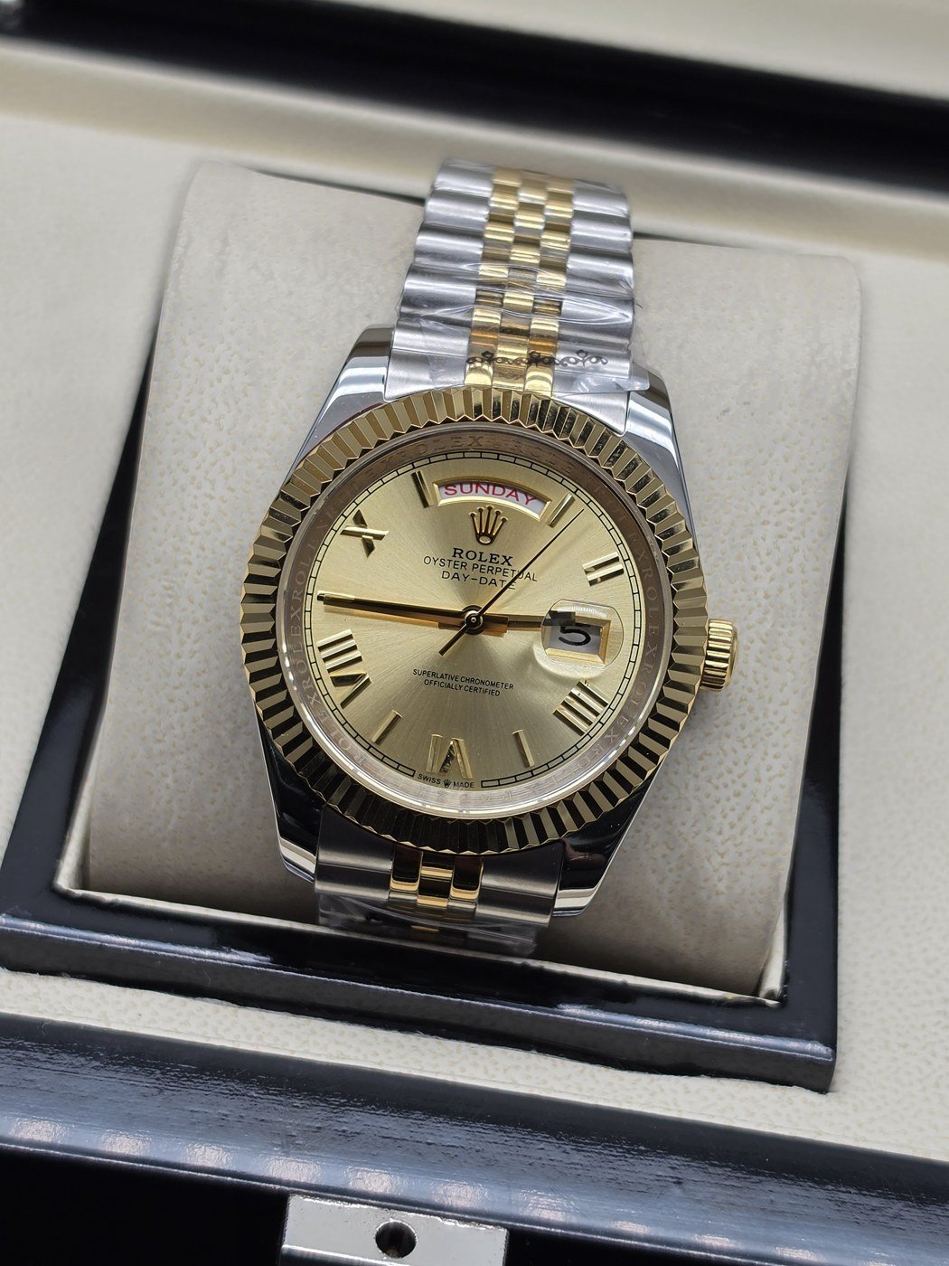 Rolex — esfera dorada clara con números romanos y brazalete bicolor · 41 mm