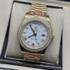 Rolex — esfera blanca con números romanos y bisel brillante y brazalete dorado · 41 mm