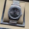 Rolex — esfera gris oscura con bisel estriado y brazalete plateado · 41 mm
