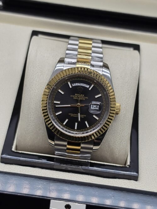 Rolex — esfera negra con bisel dorado y brazalete bicolor · 41 mm