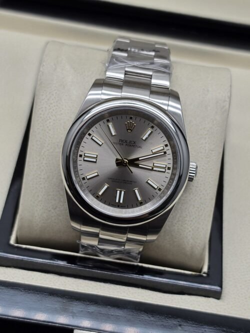 Rolex — esfera gris con bisel liso y brazalete plateado · 41 mm