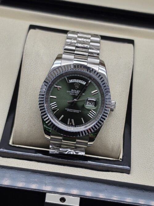 Rolex — esfera verde oscura con bisel estriado y brazalete plateado · 41 mm