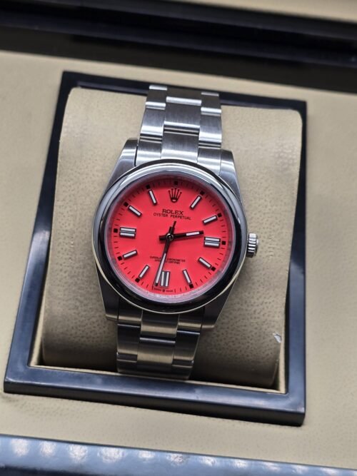 Rolex — esfera roja con bisel liso y brazalete plateado · 36 mm