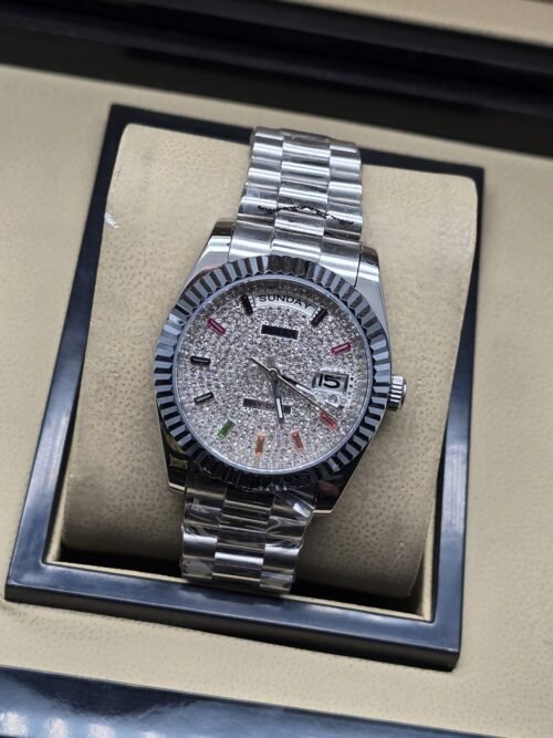 Rolex — esfera plateada brillante con bisel estriado y brazalete plateado · 36 mm