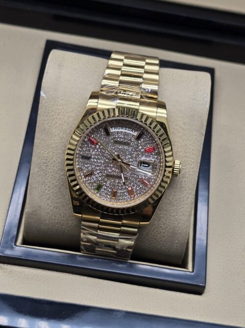 Rolex — esfera plateada brillante con bisel dorado estriado y brazalete dorado · 36 mm
