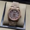 Rolex — esfera plateada brillante con bisel rosado estriado y brazalete rosado · 36 mm