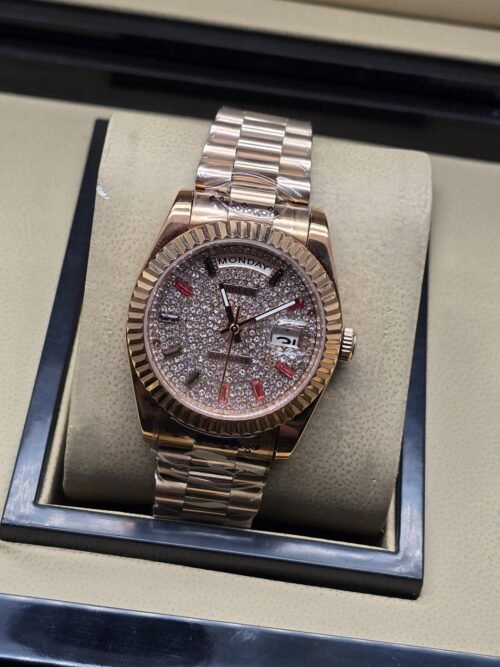 Rolex — esfera plateada brillante con bisel rosado estriado y brazalete rosado · 36 mm