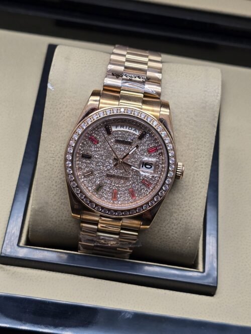 Rolex — esfera plateada brillante con bisel brillante y brazalete rosado · 36 mm