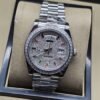 Rolex — esfera plateada brillante con bisel brillante y brazalete plateado · 36 mm