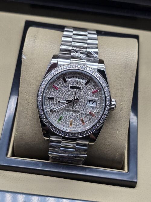Rolex — esfera plateada brillante con bisel brillante y brazalete plateado · 36 mm