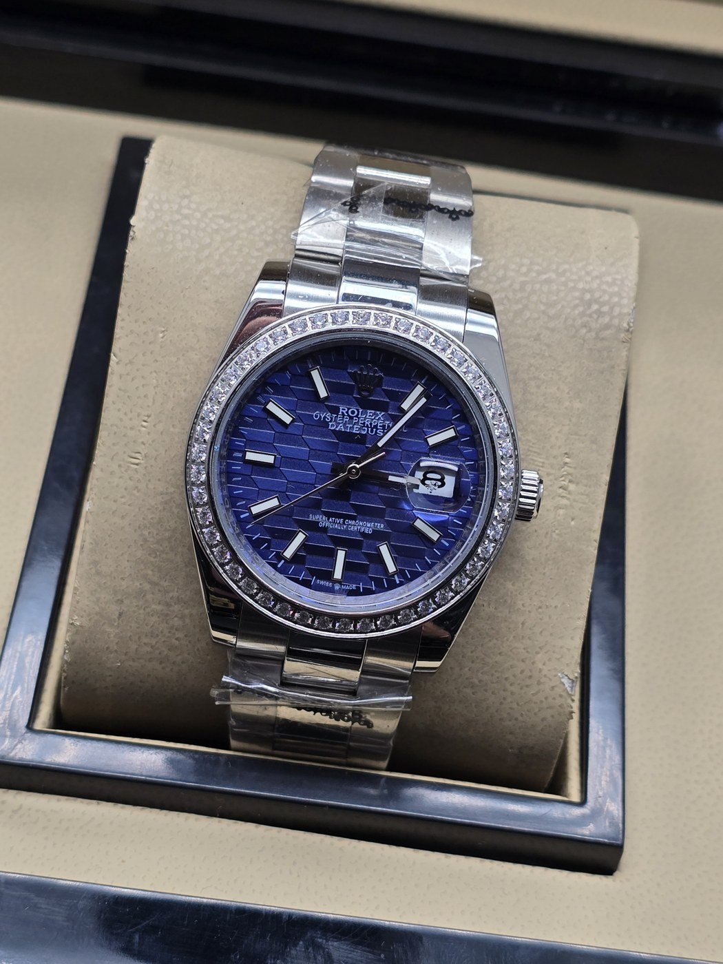 Rolex — esfera azul texturizada con bisel brillante y brazalete plateado · 36 mm