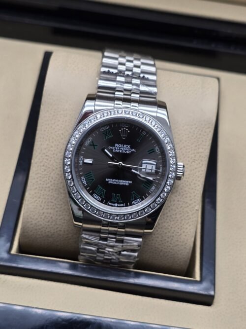 Rolex — esfera negra con bisel brillante y brazalete plateado · 36 mm