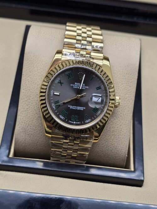 Rolex — esfera negra con bisel dorado estriado y brazalete dorado · 36 mm